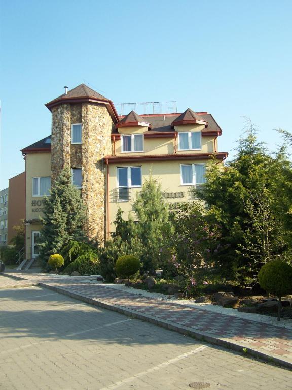 Korona Hotel Es Etterem Puspokladany Exterior photo