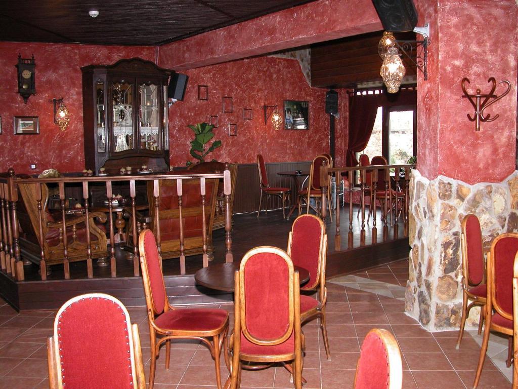 Korona Hotel Es Etterem Puspokladany Exterior photo